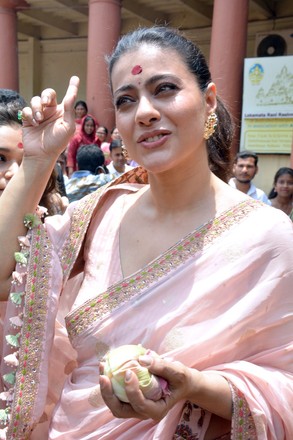 হঠাৎ কলকাতায় কাজল! বিমানবন্দর থেকে সোজা পুজো দিতে ছুটলেন দক্ষিণেশ্বর! নতুন ছবির জল্পনা তুঙ্গে! কাউকে কিছু না জানিয়েই কীসের প্রস্তুতি নিচ্ছেন অভিনেত্রী? রাজনৈতিক যোগের ইঙ্গিত?